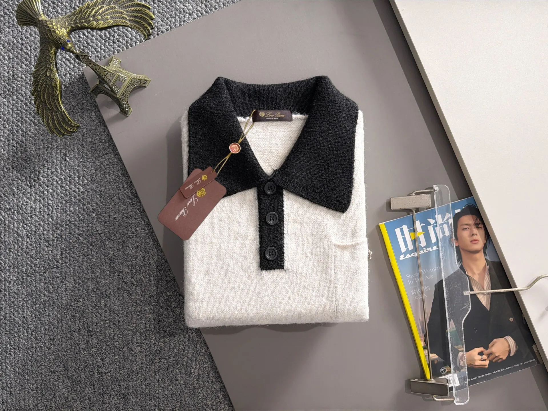 LP Loro Piana's latest sweaters from the official website for fall and winter 2026 are now on sale at the counter for Hot Sale! Specially made of wool blended fabric. It feels comfortable and can be directly in contact with the skin. The logo badge is exquisitely embroidered, which is extremely eye-catching! The details highlight the fashionable charm of big brands. Exquisite workmanship. Three-dimensional cutting style. The wearing effect is invincible and handsome! All three standards are complete! Sizes:M-3XL